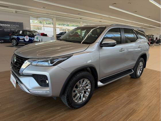 TOYOTA HILUX SW4 2.8 D-4D TURBO DIESEL SRX 4X4 AUTOMÁTICO